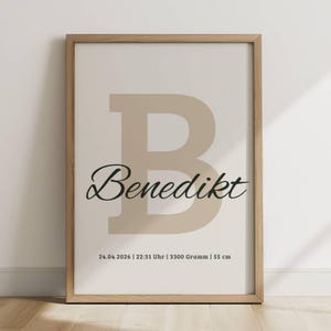 Könnte beinhalten: Ein gerahmter Druck mit dem Namen "Benedikt" in Schreibschrift, überlagert von einem großen, beigen Buchstaben "B". Der Druck enthält Datum, Uhrzeit, Gewicht (3300 Gramm) und Größe (55 cm) in schwarzem Text. Der Rahmen ist hellbraun.