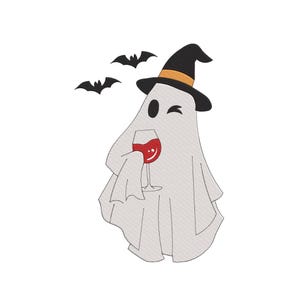 Può includere: Un fantasma dei cartoni animati con un cappello da strega, che fa l'occhiolino e tiene in mano un bicchiere di vino rosso. Due pipistrelli neri volano sullo sfondo. Il fantasma è avvolto in un lenzuolo bianco.