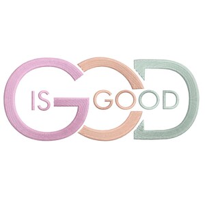 Può includere: Designo ricamato rosa, pesca e verde con il testo "GOOD IS GOOD" in forma circolare.