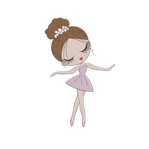 Può includere: Illustrazione di un cartone animato di una ballerina in posa aggraziata. Ha i capelli castani acconciati a chignon con un accessorio per capelli di perle, lunghe ciglia e labbra rosse. Indossa un vestito e scarpette da ballo lilla.