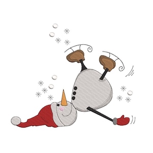 Può includere: Design ricamato di un pupazzo di neve che cade sul ghiaccio. Il pupazzo di neve ha un cappello e guanti rossi, un naso a carota e indossa pattini. Fiocchi di neve e bolle sono sparsi intorno al pupazzo di neve su uno sfondo bianco.