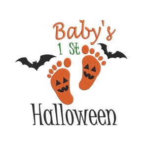 Può includere: Design ricamato con impronte di bambino arancioni con facce di zucca, la scritta "Baby's 1st Halloween" e sagome di pipistrelli neri. Il design è su sfondo bianco, perfetto per il primo Halloween di un bambino.