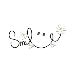 Può includere: Un design stravagante con la parola "Smile" in stile scritto a mano, con la "i" sostituita da due punti. La parola è collegata a una linea curva che forma una faccia sorridente, adornata da piccole margherite bianche con centri gialli.