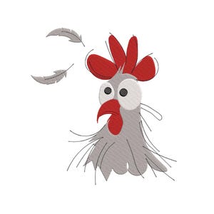 Può includere: Gallo cartoon ricamato con cresta e bargigli rossi, corpo grigio e occhi bianchi. Due piume grigie fluttuano sopra la testa del gallo. Il gallo ha un'espressione sorpresa.