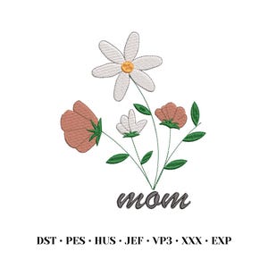 Può includere: Un ricamo floreale con una grande margherita bianca, fiori color pesca e foglie verdi. La parola "mom" è ricamata in grigio sotto i fiori. Il disegno è su sfondo bianco.