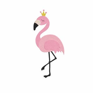 Può includere: Illustrazione di un fenicottero rosa con una corona gialla. Il fenicottero ha becco e zampe neri e sta su una zampa. Il fenicottero è di colore rosa chiaro, con un corpo rosa più scuro. Lo sfondo è bianco.