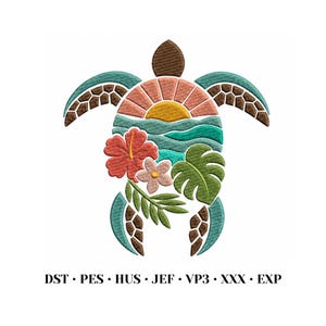 Può includere: Un disegno da ricamo di una tartaruga marina con un tramonto sulle onde dell'oceano, un ibisco rosso, una plumeria rosa e foglie tropicali verdi. Il testo DST, PES, HUS, JEF, VP3, XXX e EXP è stampato in nero nella parte inferiore.