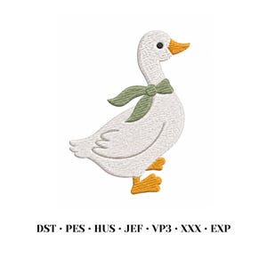 Op de afbeelding: Een borduurontwerp van een witte gans met een oranje snavel en poten, die een saliegroene sjaal draagt. Het ontwerp heeft een gestructureerd stikselpatroon en bevat de tekst DST, PES, HUS, JEF, VP3, XXX en EXP onder de gans.