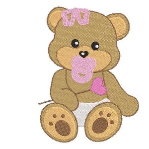 Può includere: Un orsacchiotto marrone che indossa un pannolino bianco e un ciuccio rosa. L'orsacchiotto ha un fiocco rosa sulla testa e tiene un cuore rosa.