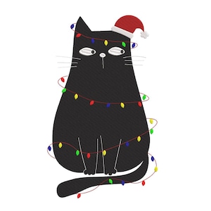 Può includere: Illustrazione di un gatto nero con un cappello di Babbo Natale e luci natalizie. Le luci sono rosse, gialle, blu e verdi. Il gatto ha occhi e baffi bianchi, perfetto per le decorazioni natalizie.