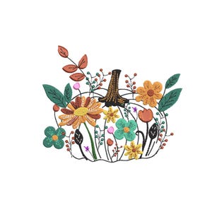 Può includere: Design di zucca ricamata con una varietà di fiori e fogliame colorati. La zucca è delineata da una sottile linea nera e i fiori includono sfumature di giallo, arancione e verde acqua. Il gambo è marrone.