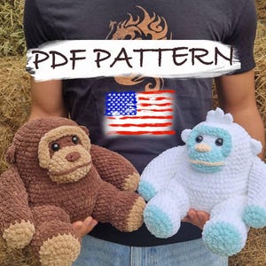 Könnte beinhalten: Zwei handgefertigte Häkeltier-Plüschtiere: ein brauner Gorilla und ein weißer Yeti mit blauen Akzenten. Der Gorilla hat beige Merkmale, während der Yeti ein blaues Gesicht und blaue Füße hat. Das Bild enthält den Text "PDF PATTERN" und eine amerikanische Flagge.