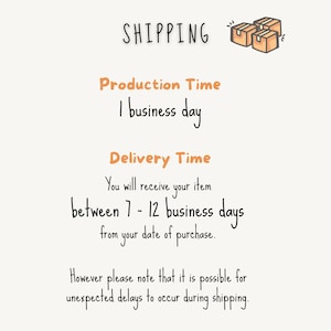 Może przedstawiać: Kremowa grafika ze słowem &bdquo;SHIPPING&rdquo; u g&oacute;ry, a następnie tekst szczeg&oacute;łowo opisujący czas produkcji i dostawy. Tekst podaje czas produkcji 1 dzień roboczy i dostawę w ciągu 7-12 dni roboczych.
