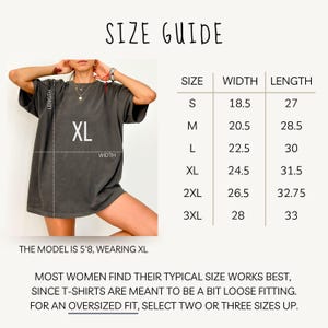Może przedstawiać: Tabela rozmiar&oacute;w koszulek z wymiarami. Rozmiary od S do 3XL, o szerokościach od 47 do 71 cm i długościach od 69 do 84 cm. Modelka nosi XL. Tekst zaleca wyb&oacute;r dw&oacute;ch lub trzech rozmiar&oacute;w większych dla kroju oversize.