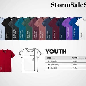 K&ouml;nnte beinhalten: Eine Tabelle mit den Gr&ouml;&szlig;en und Farben von T-Shirts f&uuml;r Jugendliche. Die Tabelle zeigt die Breite und L&auml;nge der Shirts in Zoll. Die Farben umfassen: Athletik-Heather, Babyblau, Schwarz, Dunkelgrau-Heather, Tief-Teal-Heather, Wald-Heather, Maroon-Heather, Mauve-Heather, Navy-Heather, Maroon, Navy, Team-Purple, True Royal, Wei&szlig;, Pink und Rot.