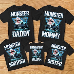 K&ouml;nnte beinhalten: Ein Set aus f&uuml;nf schwarzen T-Shirts mit einem Motiv eines Monstertrucks im Hai-Design. Die Shirts zeigen die Aufschriften "Monster Daddy", "Monster Mommy", "Monster Brother", "Birthday Boy William" und "Monster Sister".