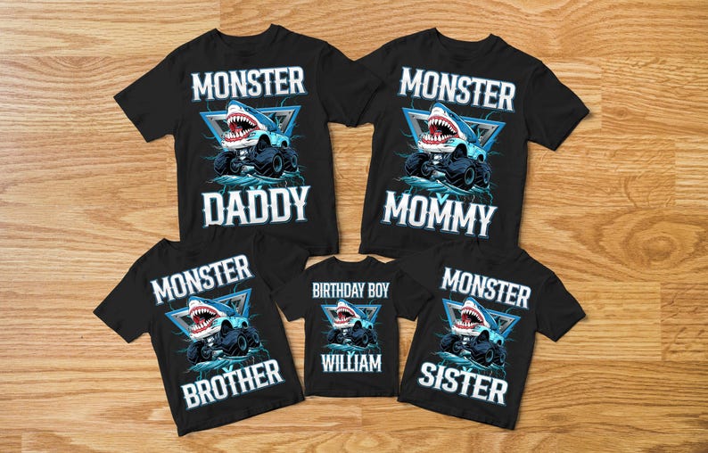 K&ouml;nnte beinhalten: Ein Set aus f&uuml;nf schwarzen T-Shirts mit einem Motiv eines Monstertrucks im Hai-Design. Die Shirts zeigen die Aufschriften "Monster Daddy", "Monster Mommy", "Monster Brother", "Birthday Boy William" und "Monster Sister".