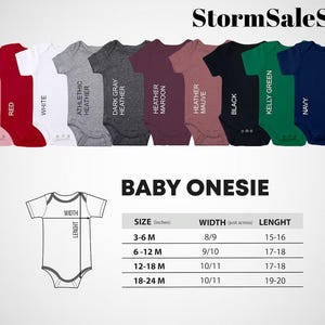 K&ouml;nnte beinhalten: Eine Tabelle mit der Gr&ouml;&szlig;e, Breite und L&auml;nge von Baby-Bodys in Zoll. Die Tabelle befindet sich neben einer Reihe von zehn Baby-Bodys in verschiedenen Farben, darunter rosa, rot, wei&szlig;, grau meliert, dunkelgrau meliert, rotbraun, lila, schwarz, gr&uuml;n, marineblau.