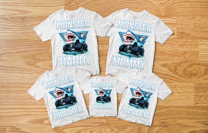 K&ouml;nnte beinhalten: F&uuml;nf wei&szlig;e T-Shirts mit einem blauen Hai-Monstertruck-Motiv. Die Shirts zeigen die Aufschriften "Monster Daddy", "Monster Mommy", "Monster Brother", "Birthday Boy William" und "Monster Sister".