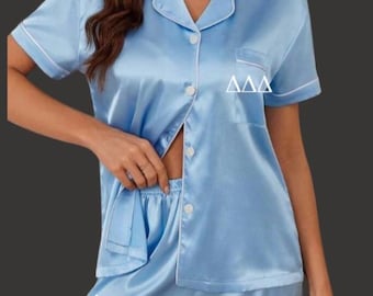 Conjunto de pijama corto de satén azul claro de la hermandad