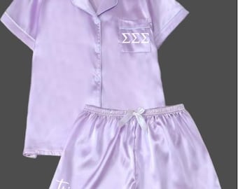 Paarse satijnen pyjamaset Sorority
