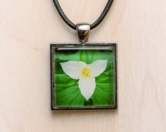 White Trillium Jewelry/Trillium Necklace/Trillium Pendant/Flower Jewelry/Photo Necklace/Flower Pendant/Trillium Charm/White Flower Necklace