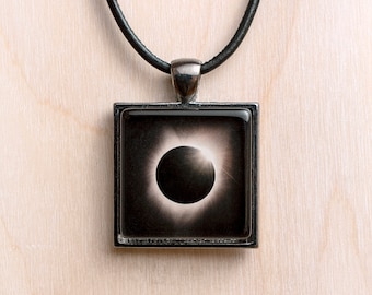 Total Solar Eclipse Necklace/Eclipse Photo Jewelry/Eclipse Pendant/Astronomy Necklace/Eclipse Charm/2024 Eclipse Gift/2017 Eclipse Jewelry