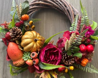 Ghirlanda autunnale fatta a mano / Decorazione per porta con zucche e pigne artificiali