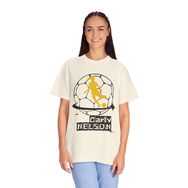 Carly Nelson Utah Royals FC Frauen Fußball Unisex Garment-Dyed T-Shirt Bild 5