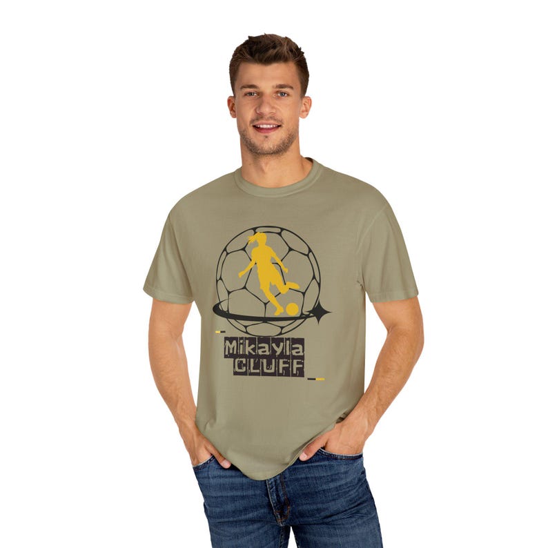 Camiseta unisex teñida de fútbol para mujer de Mikayla Cluff Utah Royals FC imagen 6
