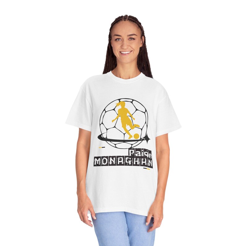 Paige Monaghan Utah Royals FC Maglietta unisex da calcio femminile tinta in capo immagine 1