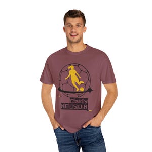 Carly Nelson Utah Royals FC Frauen Fußball Unisex Garment-Dyed T-Shirt Bild 4