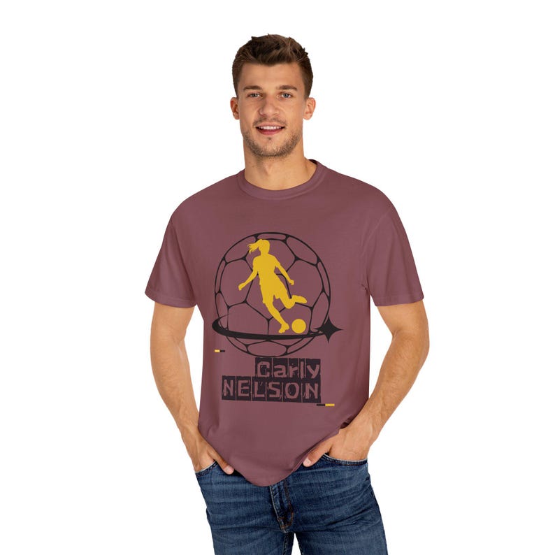 Carly Nelson Utah Royals FC Frauen Fußball Unisex Garment-Dyed T-Shirt Bild 4