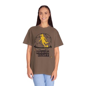 Camiseta unisex teñida de fútbol para mujer de Mikayla Cluff Utah Royals FC imagen 7