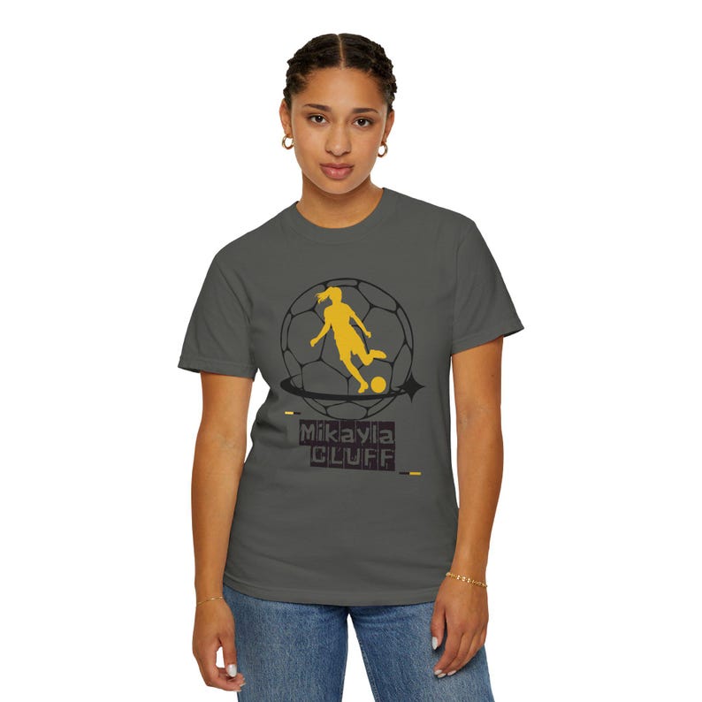 Camiseta unisex teñida de fútbol para mujer de Mikayla Cluff Utah Royals FC imagen 8