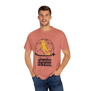 ローレン・フリン ユタ・ロイヤルズ FC レディース サッカー ユニセックス ガーメントダイ Tシャツ 画像 2