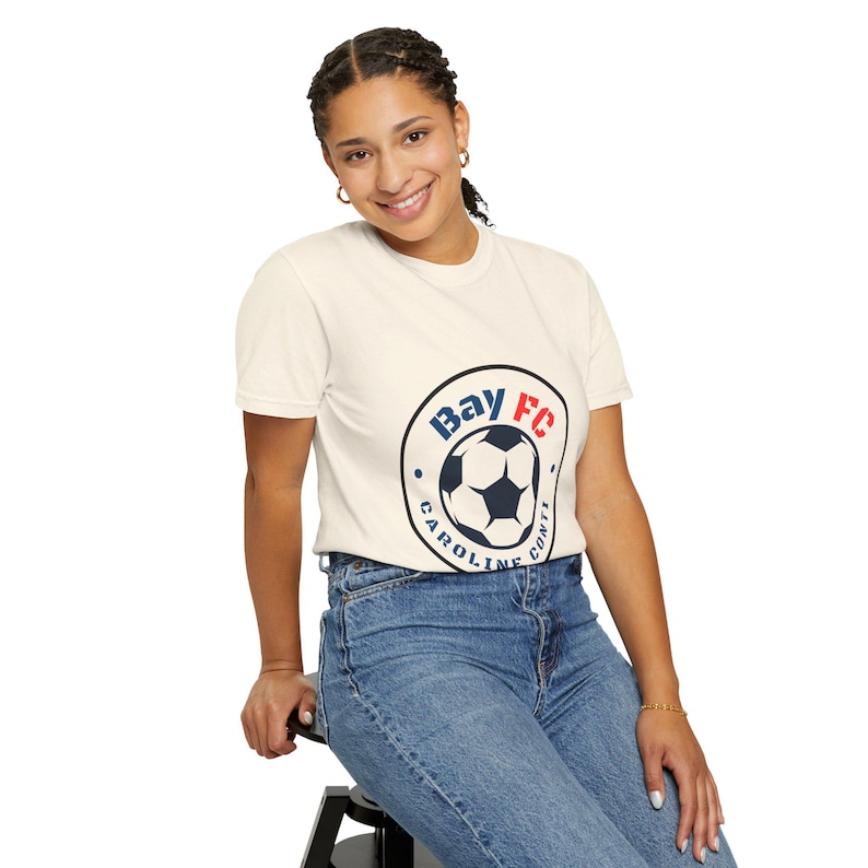 Caroline Conti Bay FC Women's Soccer Unisex Garment-Dyed T-shirt bild 5