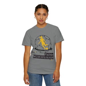 Paige Monaghan Utah Royals FC Maglietta unisex da calcio femminile tinta in capo immagine 9
