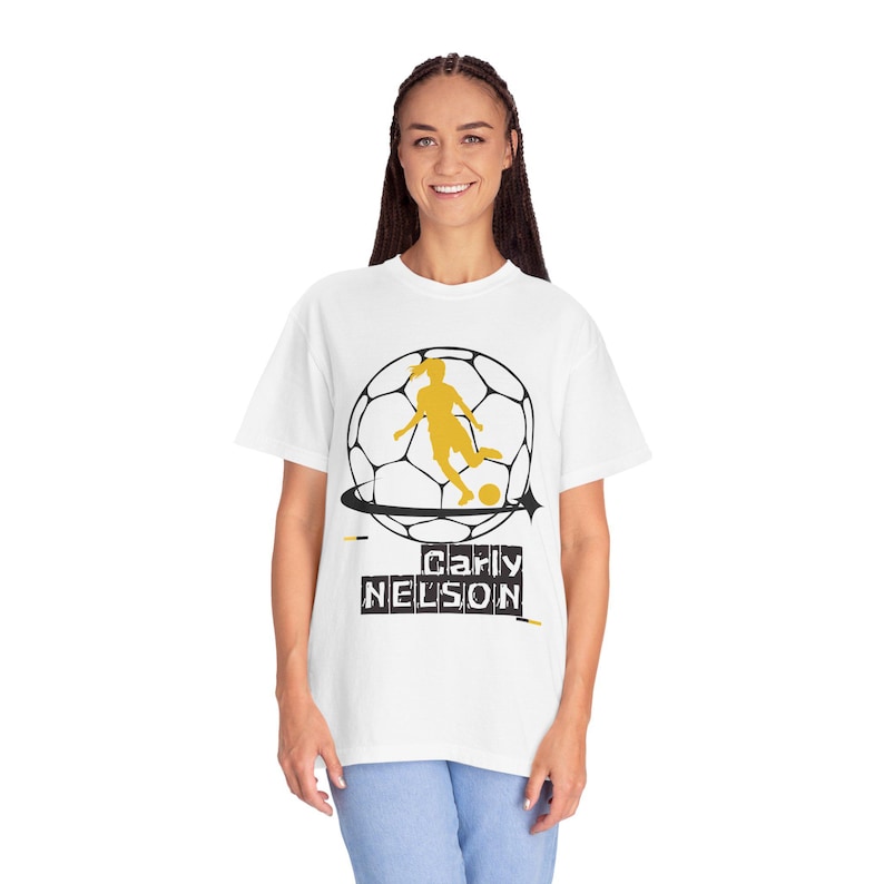 Carly Nelson Utah Royals FC Frauen Fußball Unisex Garment-Dyed T-Shirt Bild 1