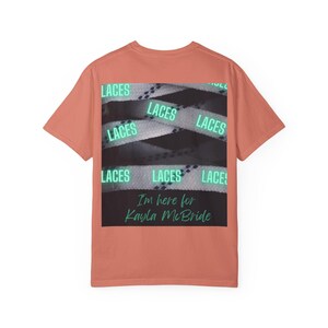 Kayla McBride Laces Frauen Professional Basketball 3x3 Unisex T-Shirt Bild 2