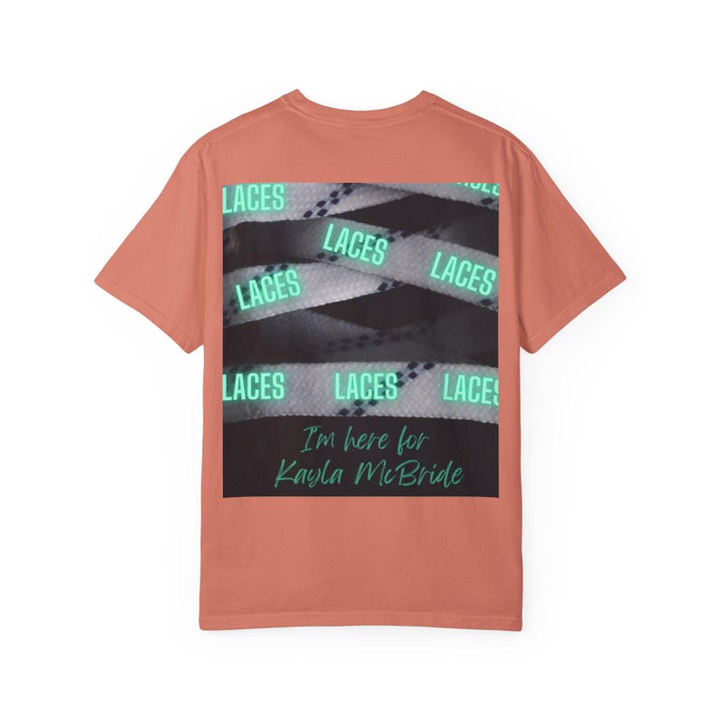 Kayla McBride Laces Frauen Professional Basketball 3x3 Unisex T-Shirt Bild 2