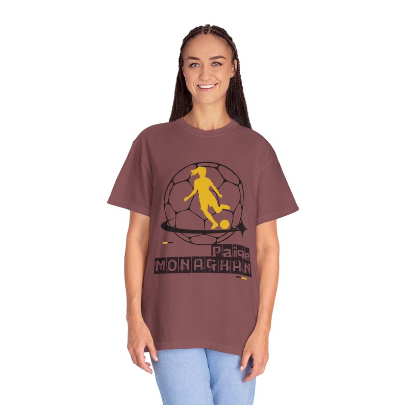 Paige Monaghan Utah Royals FC Maglietta unisex da calcio femminile tinta in capo immagine 4