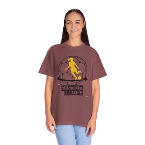 Camiseta unisex teñida de fútbol para mujer de Mikayla Cluff Utah Royals FC imagen 4