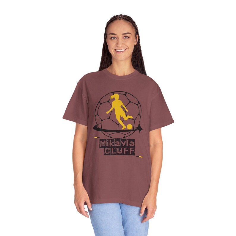 Camiseta unisex teñida de fútbol para mujer de Mikayla Cluff Utah Royals FC imagen 4