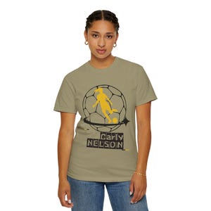 Carly Nelson Utah Royals FC Frauen Fußball Unisex Garment-Dyed T-Shirt Bild 6