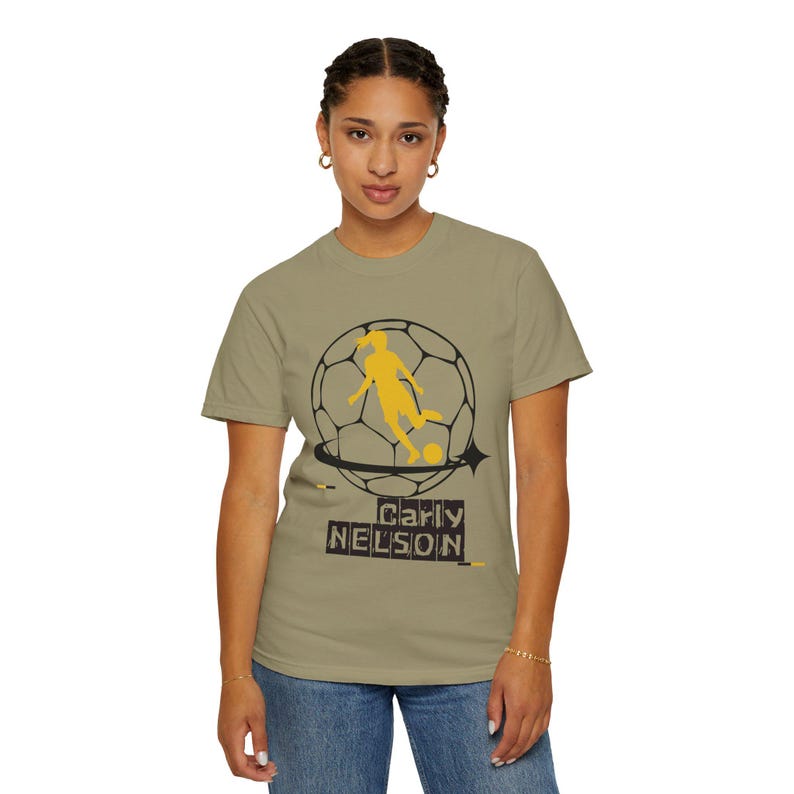 Carly Nelson Utah Royals FC Frauen Fußball Unisex Garment-Dyed T-Shirt Bild 6
