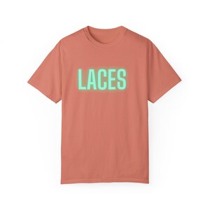 Kayla McBride Laces Frauen Professional Basketball 3x3 Unisex T-Shirt Bild 1