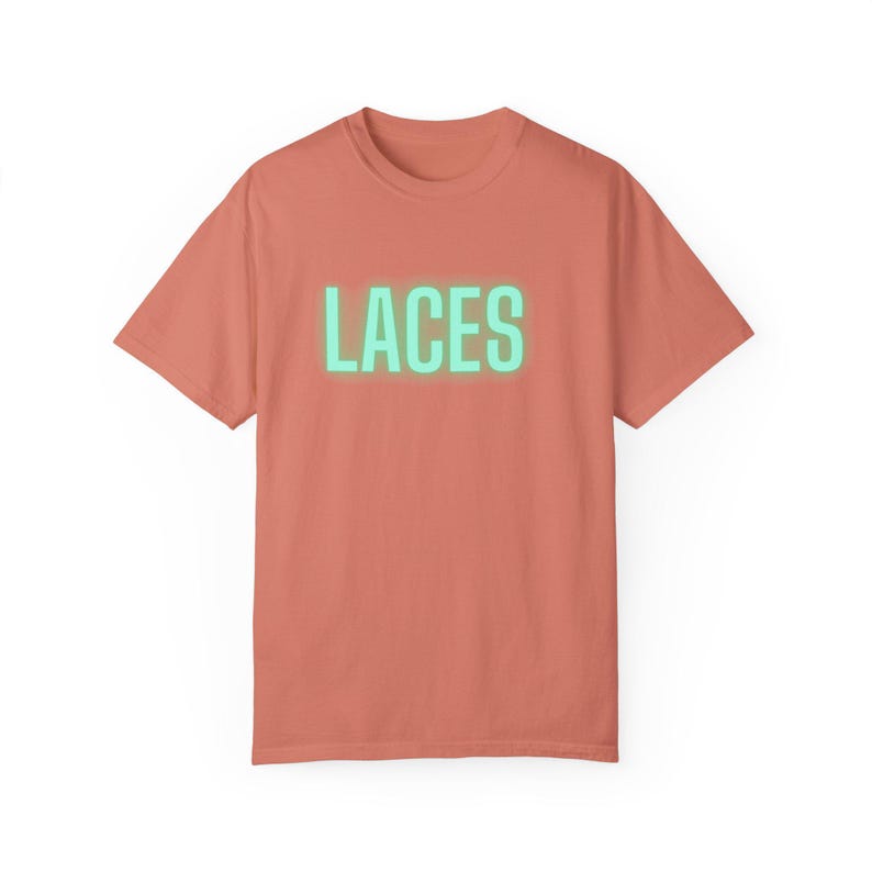 Kayla McBride Laces Frauen Professional Basketball 3x3 Unisex T-Shirt Bild 1