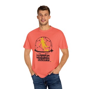 Camiseta unisex teñida de fútbol para mujer de Mikayla Cluff Utah Royals FC imagen 3