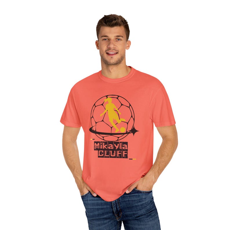 Camiseta unisex teñida de fútbol para mujer de Mikayla Cluff Utah Royals FC imagen 3